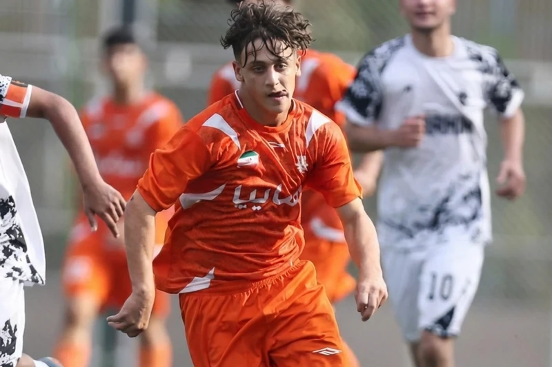 İranda gənc futbolçu Rəbin Muradi etirazlar zamanı öldürülüb