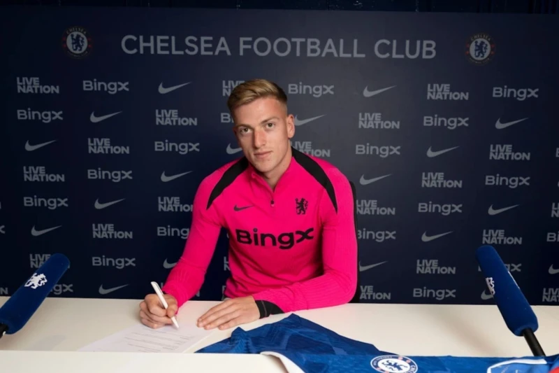 Liam Delap rəsmən Çelsiyə transfer olundu