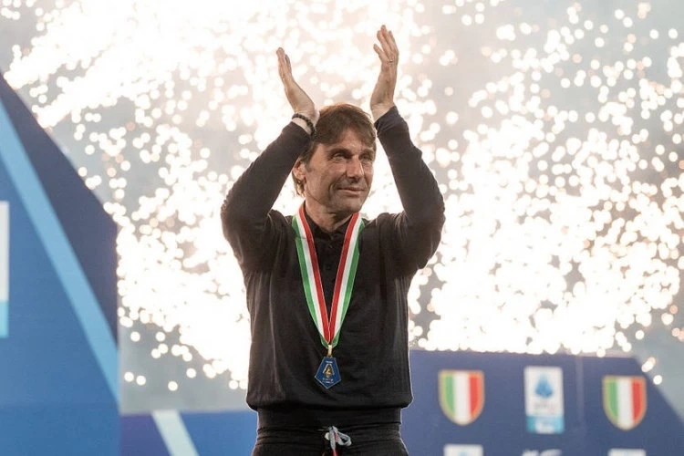 Napoli, Conte ile yola devam edeceğini resmen açıkladı