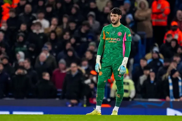 Tottenhem Mançester Sitinin qapıçısı Ceyms Traffordla maraqlanır