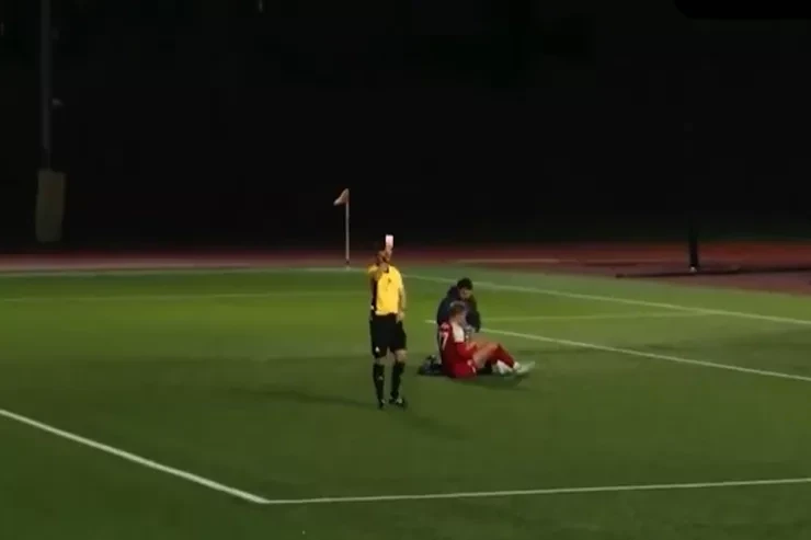 Şotlandiyalı hakim sərxoş azarkeşə tribunada qırmızı vərəqə g&ouml;stərib