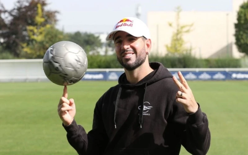 Dünya şampiyonu unvanını kazanmış ünlü serbest stil futbolcusu, Dünya Minifutbol Şampiyonası'na katılmak için Bakü'yü ziyaret etti