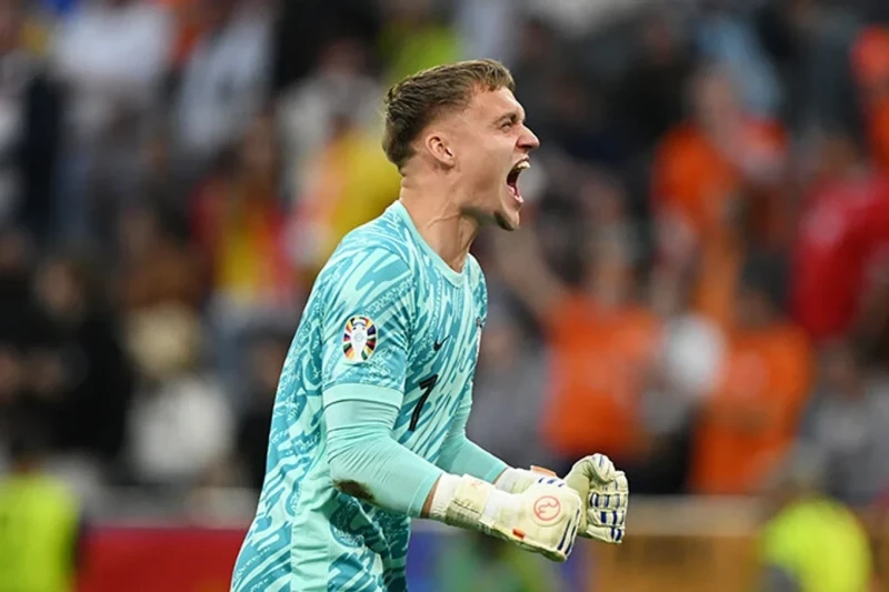 Chelsea ve Bayern Bart Verbruggen için rekabete girdiler