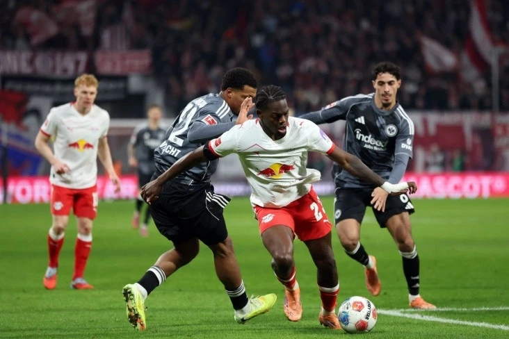 RB Leypsiq Ayntraxt Frankfurtu 6 cavabsız qolla məğlub edib