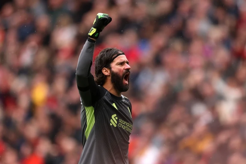 Liverpul Alisson Bekkeri saxlamaq üçün ona yeni müqavilə təklif edib