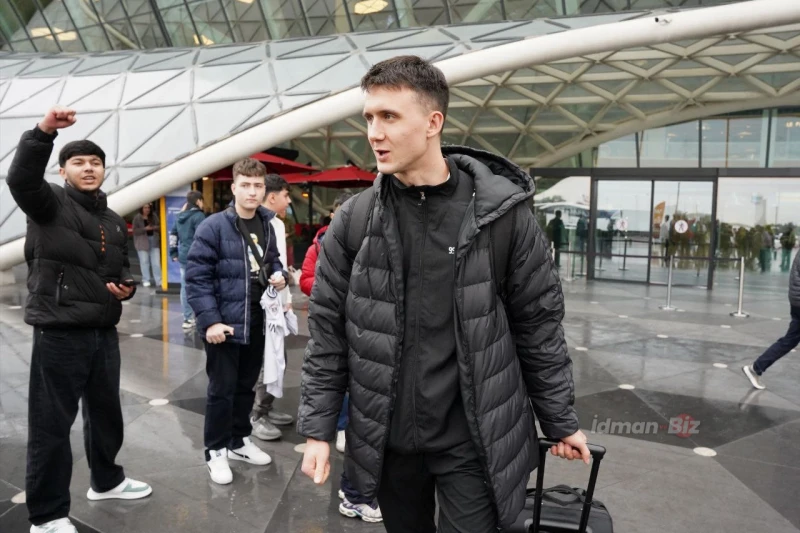 Qarabağ Nyukaslla oyunundan sonra Bakıya qayıtdı: Azarkeşlər komandanı qarşıladı