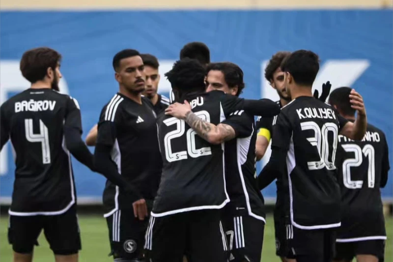 Sabail iki genç futbolcuyla yollarını ayırdı