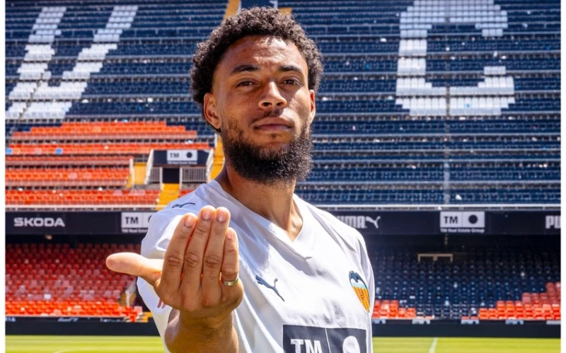 Valensiya Arno Danjumanı transfer edib