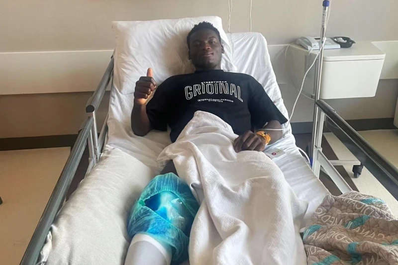 Zira'nın futbolcusu Abdul Aziz Batibie İstanbul'da dizinden ameliyat oldu