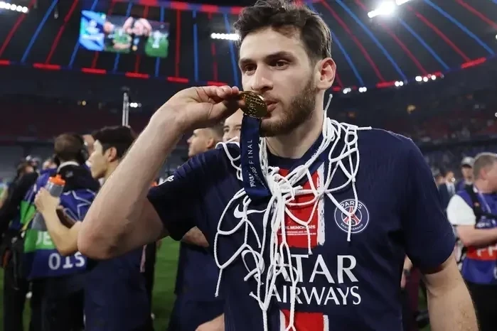 Lakers gifted PSG stars personalized jerseys with their numbers - VIDEO