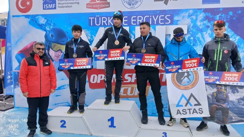 Azerbaycanlı genç kayak dağcıları Türkiye yarışmasında altın ve gümüş madalya kazandı