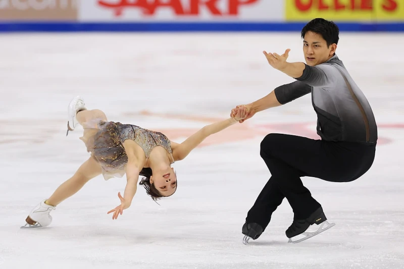 Japanese figure skaters Miura and Kihara win Olympic gold with world record