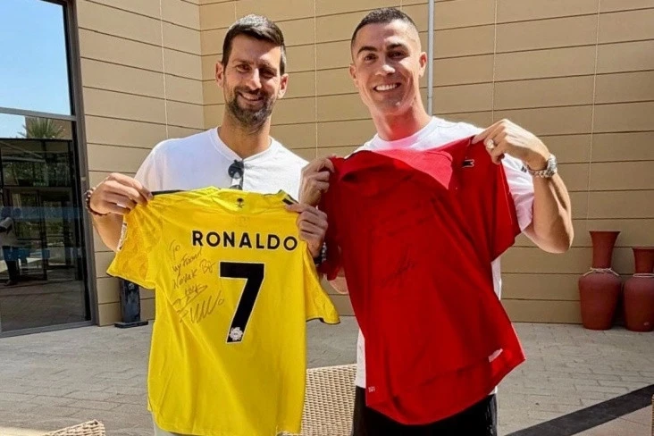 Novak Cokoviç və Kriştiano Ronaldo Lissabonda görüşüb, bir-birinə imzalı forma hədiyyə ediblər - FOTO