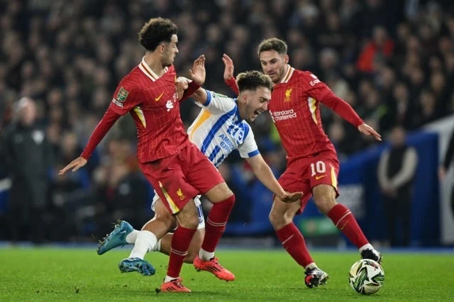 Liverpul yenidən lider mövqeyində
