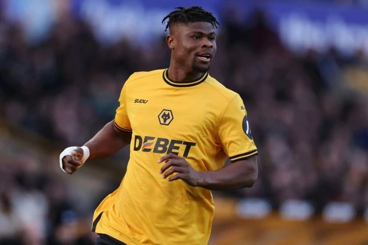 Vulverhemptonun m&uuml;dafiə&ccedil;isi Emmanuel Aqbadu Beşiktaşa ke&ccedil;ə bilər