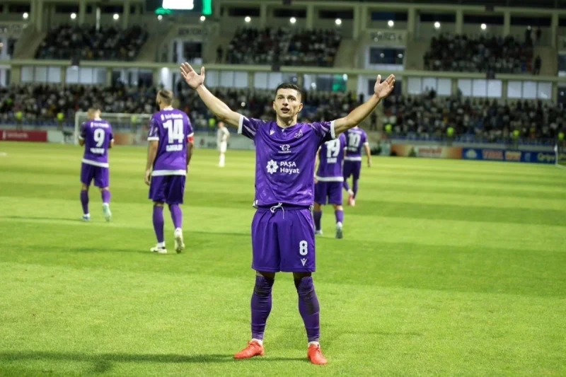 Why did Sabuhi Abdullazade need time to consider Sumgayit's new contract offer?