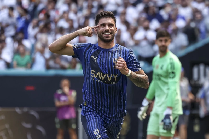 Real Madrid iki yarımmüdafiəçini transfer etmək istəyir: Pas və Neveş