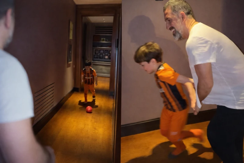 Арда Туран сыграл в футбол с сыном дома: Напряженные моменты - ВИДЕО