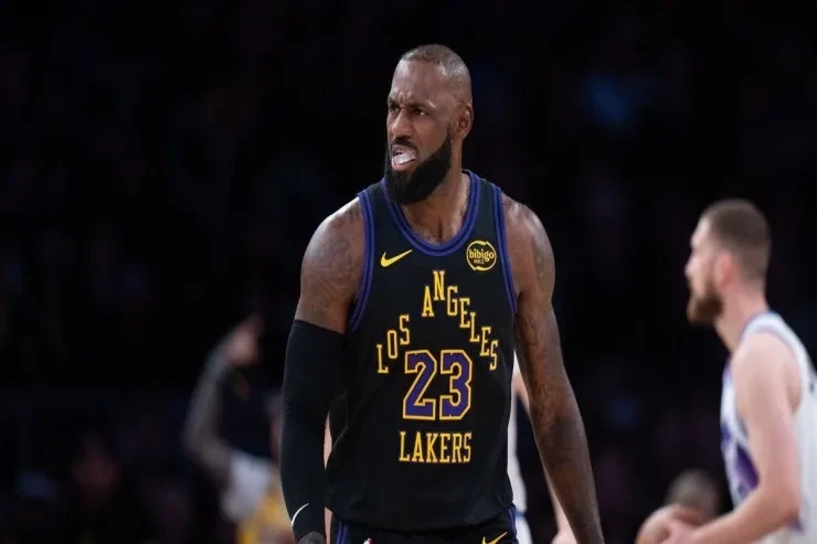Lebron Ceyms NBA tarixində 23 mövsüm oynayan ilk oyunçu oldu