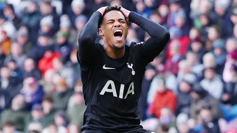 Tottenhem futbolçuları Ayntraxtla oyun öncəsi kiçik qəza keçiriblər