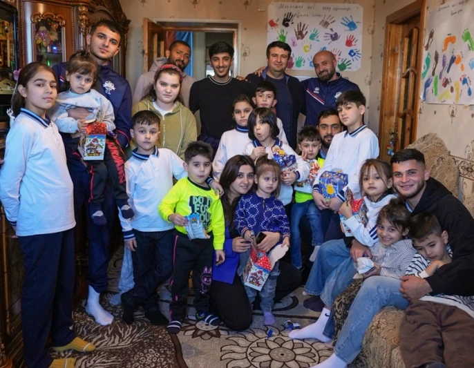 İmişli futbol klubunun futbolçuları Şirvanda Mərhəmət Evi Uşaq Sığınacağını ziyarət edib və uşaqlara Yeni il hədiyyələri verib