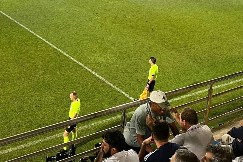 Sabahın futbolçusu Coy Lens Mikels qardaşına dəstək üçün Zirə - Araz-Naxçıvan matçında