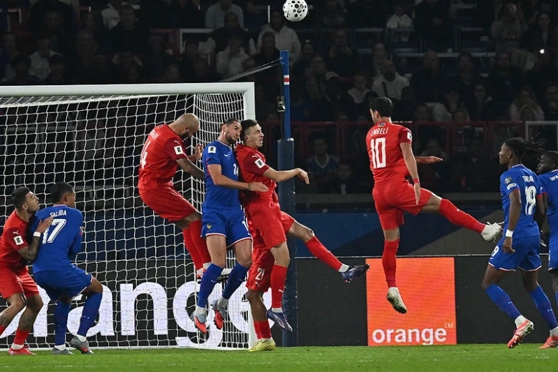 Didye Deşam Azərbaycan matçının ilk hissəsində futbolçuların oyunundan narazı qalıb