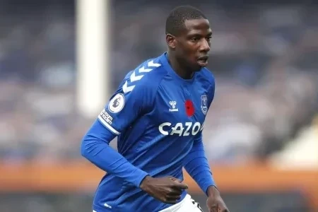 Eski Everton'lı orta saha oyuncusu Abdoulaye Doucouré, NEOM kulübüyle sözleşme imzaladı