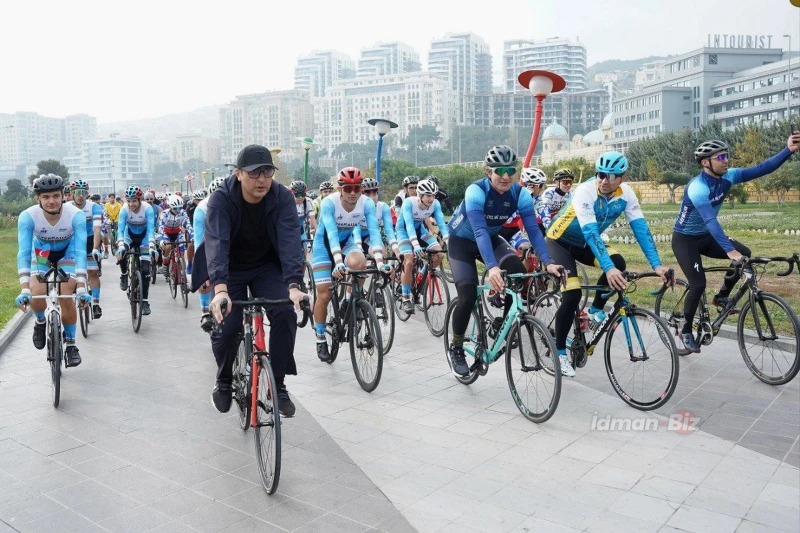Bakü'de Devlet Bayrağı Günü dolayısıyla bisiklet turu düzenlendi - FOTO