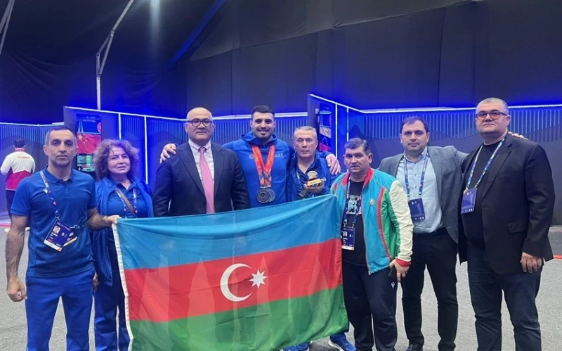 Dünya çempionatında gümüş medal qazanan Azərbaycan ağırlıqqaldıranı Vətənə qayıdıb