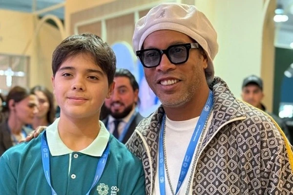 Prezidentin nəvəsi Ronaldinyo ilə
