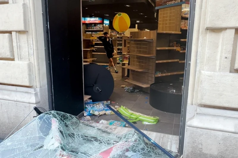 Fransada etirazlar Marselin rəsmi mağazasını da hədəf aldı