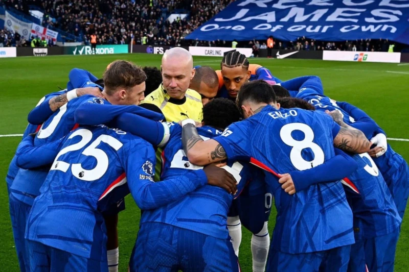 Chelsea'li futbolcular hakemi kuşattı - FOTO