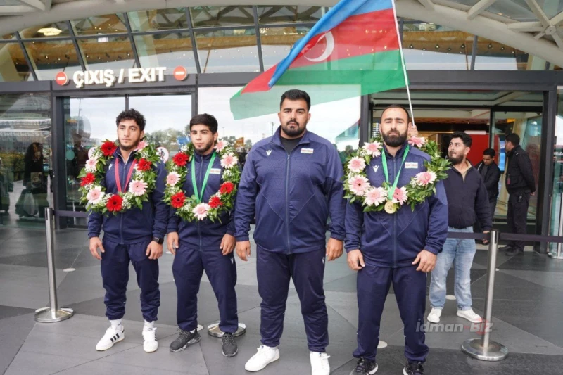 Azerbaijani beach wrestlers return from World Series final with medals