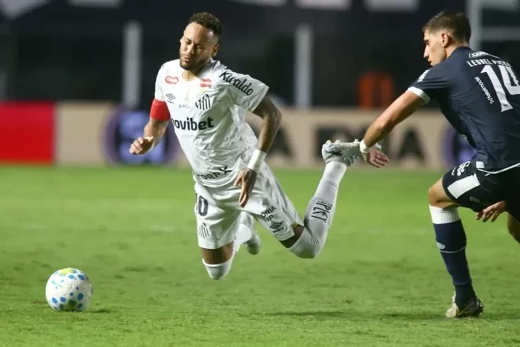 Neymar was decisive in Santos' victory, but received a yellow card
