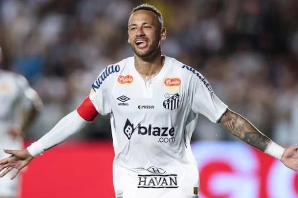 Neymar künc zərbəsindən gözəl qol vurdu