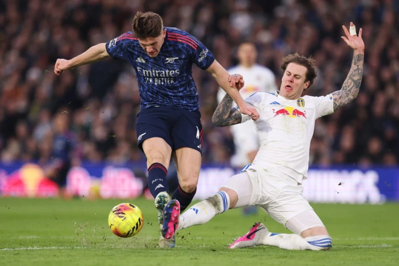 Arsenal defeats Leeds United 4-0 to take the lead