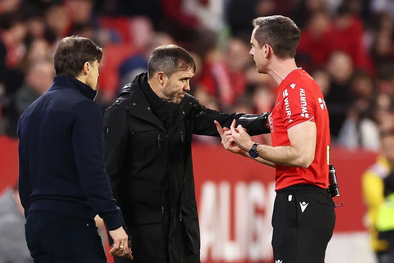 Главный тренер «Севильи» Матиас Альмейда получил 7-матчевую дисквалификацию за спор с судьей