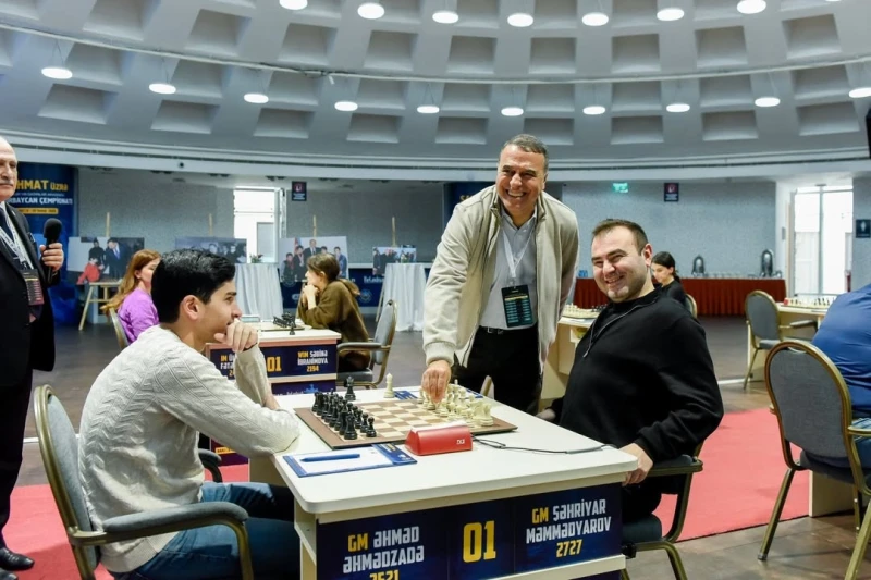 Şahmat çempionatında ilk partiyalar başa çatdı: Favoritlər qalib gəldi, heç-heçələr qeydə alındı - FOTO
