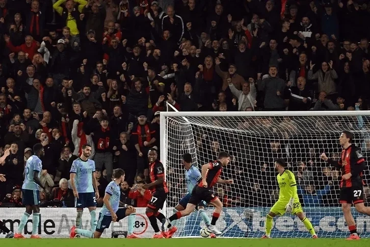 Arsenaldan ilk məğlubiyyət, Mançester Yunayteddən geridönüş