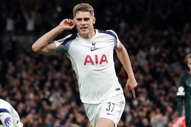 Barselona Mikki van de Veni transfer etmək istəyir