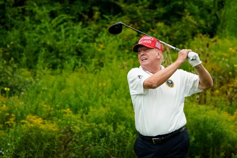 Дональд Трамп на поле для гольфа с внуком
