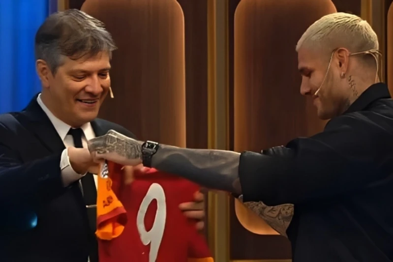 Mauro İkardi Argentinada tok-şouda aparıcıya Qalatasaray formasını hədiyyə edib