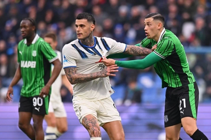 Сассуоло вдесятером обыграл Аталанту, Милан сломил Кремонезе в последние минуты