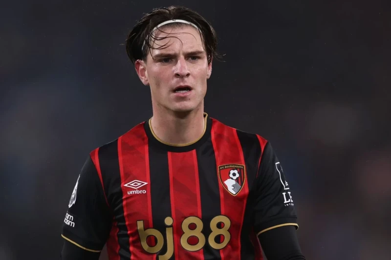 Bornmut Aleks Skottun transfer qiymətinin Liverpool və Chelsea üçün artırılması