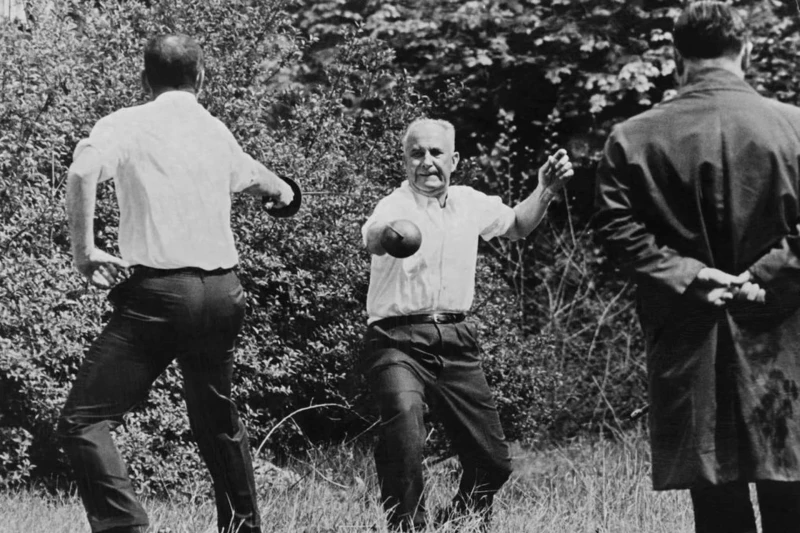 Historic moment of the last duel between a mayor and a presidential candidate in France