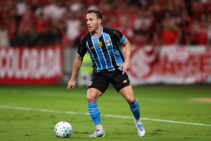 Artur Melo, keçmiş Barcelona, Juventus və Liverpool futbolçusu, Santos klubuna keçdi