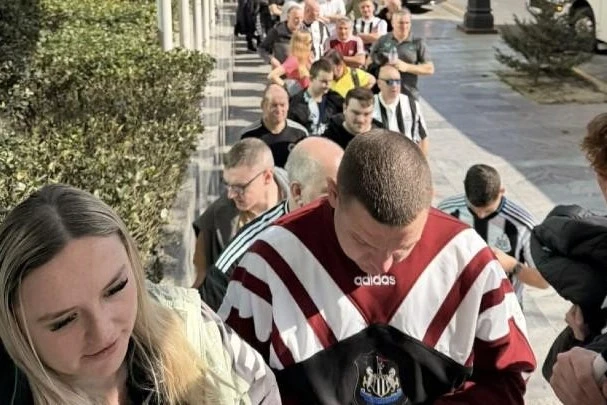 Qarabağ - Nyukasl oyunu üçün Bakıda Nyukasl azarkeşləri bilet almaq üçün uzun növbəyə düzülüblər - FOTO