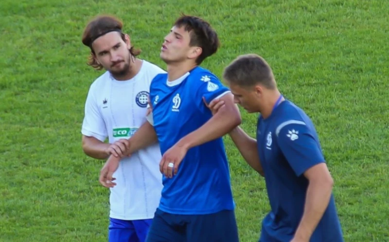 Rusiyalı futbolçu qol sevincində dizindən ciddi zədə alıb