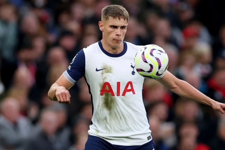 Micky van de Ven is the most accurate central defender in Europe's top 5 leagues